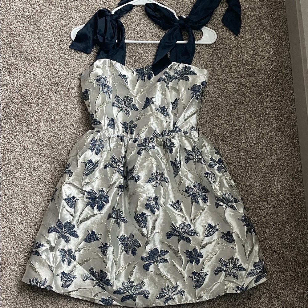 Beautiful Floral Tie-Shoulder Dress – Elegant & Feminine
Brand sugarlips